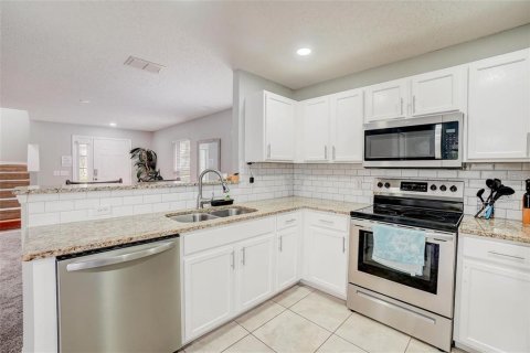 House in Haines City, Florida 4 bedrooms, 152.73 sq.m. № 2379686 - photo 5