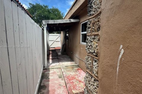 House in Miami, Florida 2 bedrooms, 292.46 sq.m. № 2073802 - photo 7