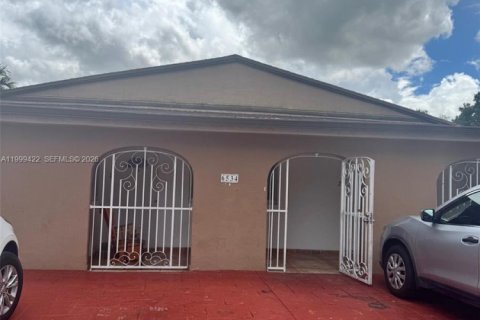 House in Miami, Florida 2 bedrooms, 292.46 sq.m. № 2073802