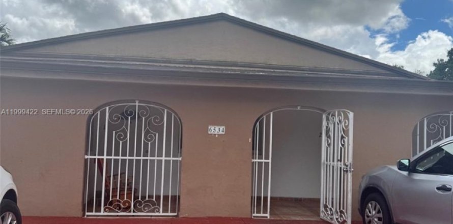 House in Miami, Florida 2 bedrooms, 292.46 sq.m. № 2073802