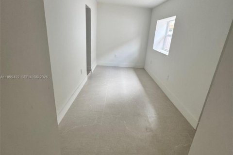 House in Miami, Florida 2 bedrooms, 292.46 sq.m. № 2073802 - photo 4