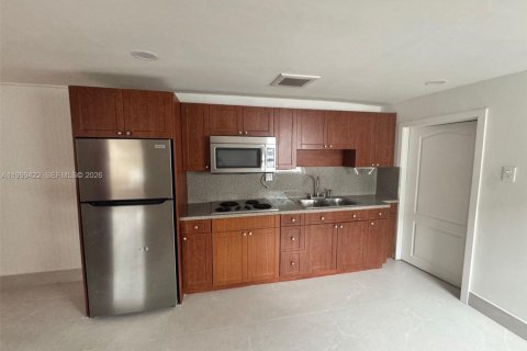 House in Miami, Florida 2 bedrooms, 292.46 sq.m. № 2073802 - photo 6