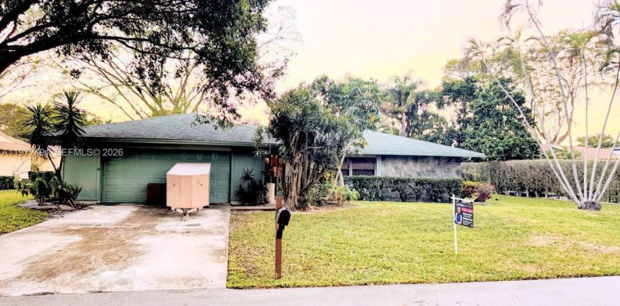 House in Delray Beach, Florida 3 bedrooms, 157.19 sq.m. № 2040380