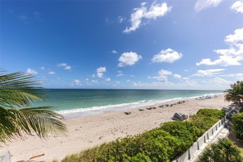 Condo in Hollywood, Florida, 3 bedrooms  № 1762567 - photo 24