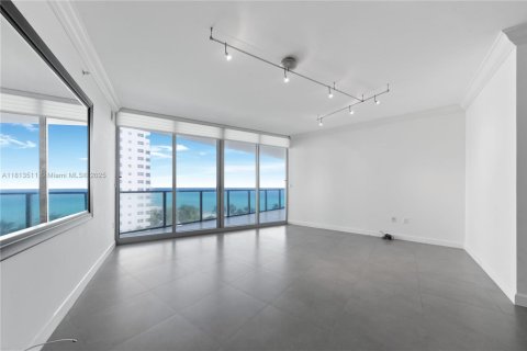 Condo in Hollywood, Florida, 3 bedrooms  № 1762567 - photo 1