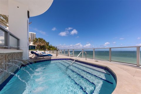 Condo in Hollywood, Florida, 3 bedrooms  № 1762567 - photo 27