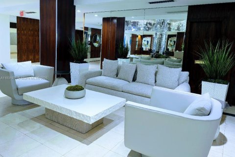 Condo in Miami Beach, Florida, 2 bedrooms  № 1809823 - photo 24