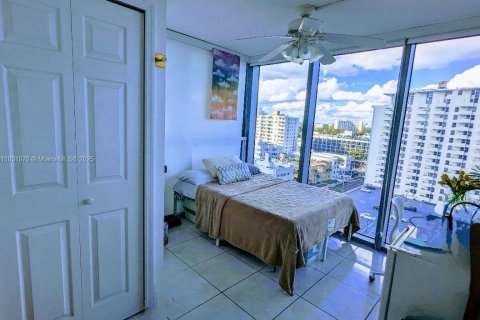 Condo in Miami Beach, Florida, 2 bedrooms  № 1809823 - photo 12