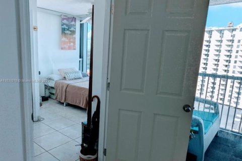 Condo in Miami Beach, Florida, 2 bedrooms  № 1809823 - photo 13