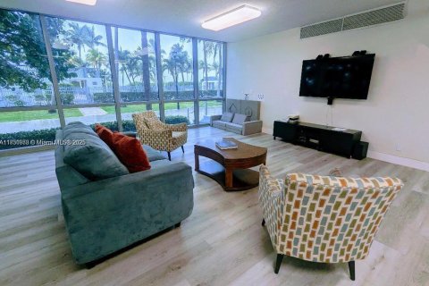 Condo in Miami Beach, Florida, 2 bedrooms  № 1809823 - photo 22