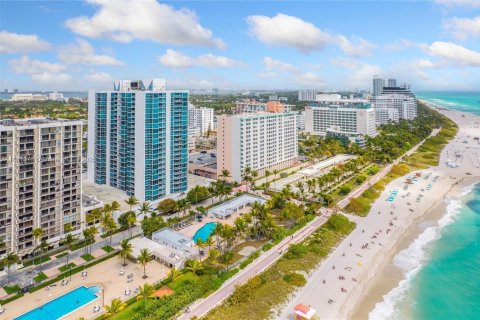Condo in Miami Beach, Florida, 2 bedrooms  № 1809823 - photo 1