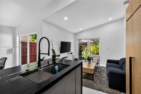 Купить виллу или дом в Пемброк-Пайнс, Флорида 3 спальни, 126.81м2, № 2026302 - фото 12