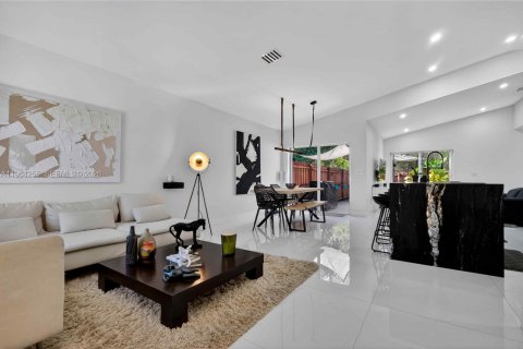 Купить виллу или дом в Пемброк-Пайнс, Флорида 3 спальни, 126.81м2, № 2026302 - фото 7