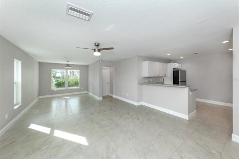 Immobilier commercial à vendre à Port Charlotte, Floride: 234.67 m2 № 1570643 - photo 8