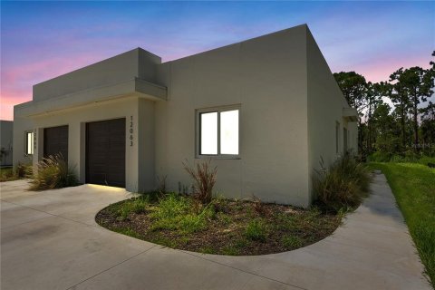 Immobilier commercial à vendre à Port Charlotte, Floride: 234.67 m2 № 1570643 - photo 1