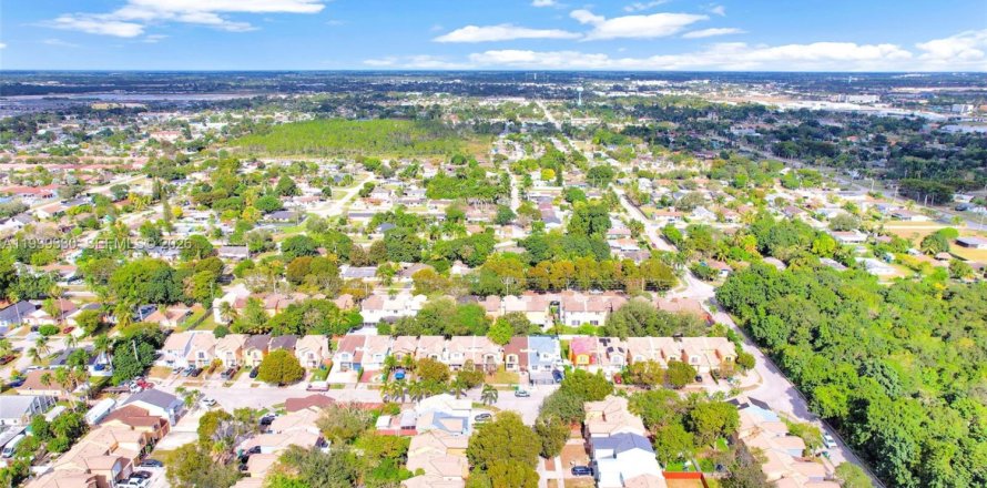 Townhouse in Florida City, Florida 4 bedrooms, 141.86 sq.m. № 2002292