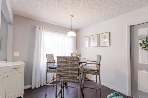 Condo in Sun City Center, Florida, 2 bedrooms  № 1718070 - photo 10