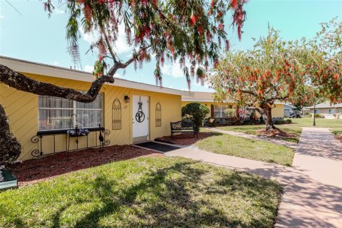 Condo in Sun City Center, Florida, 2 bedrooms  № 1718070 - photo 3