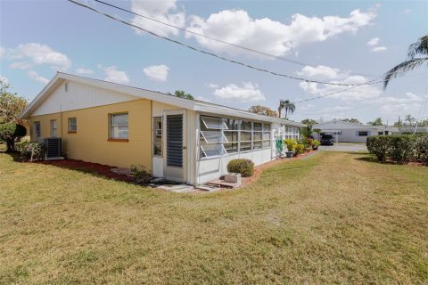 Condo in Sun City Center, Florida, 2 bedrooms  № 1718070 - photo 24
