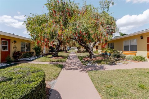 Condo in Sun City Center, Florida, 2 bedrooms  № 1718070 - photo 23