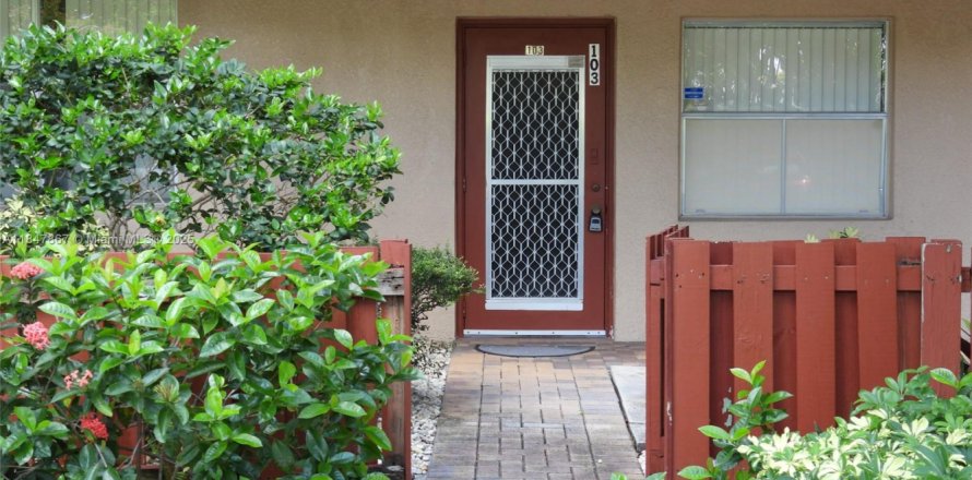 Condominio en Margate, Florida, 2 dormitorios  № 1849072