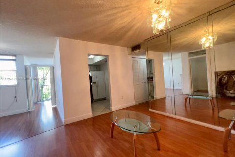 Купить кондоминиум в Майами, Флорида 3 спальни, 100.89м2, № 1954132 - фото 1