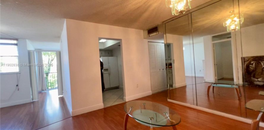 Кондоминиум с 3 спальнями в Майами, Флорида № 1954132