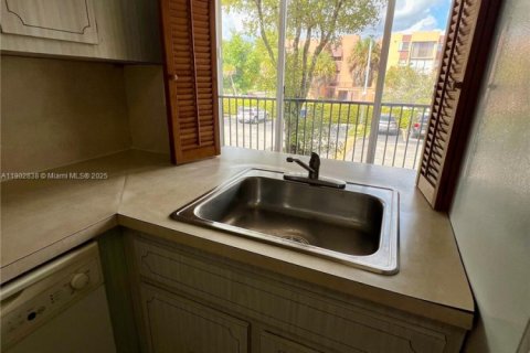 Купить кондоминиум в Майами, Флорида 3 спальни, 100.89м2, № 1954132 - фото 28