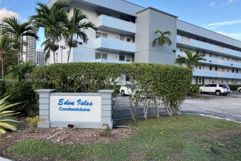 Снять в аренду кондоминиум в Норт-Майами-Бич, Флорида 2 спальни, 103.12м2, № 1982176 - фото 1