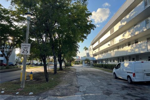 Снять в аренду кондоминиум в Норт-Майами-Бич, Флорида 2 спальни, 103.12м2, № 1982176 - фото 3