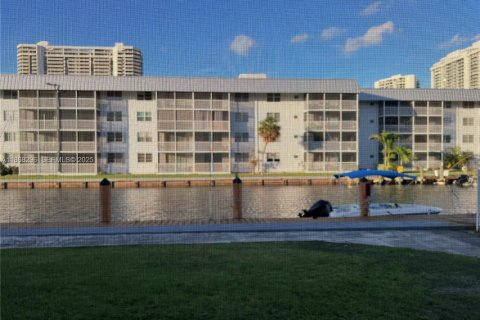 Снять в аренду кондоминиум в Норт-Майами-Бич, Флорида 2 спальни, 103.12м2, № 1982176 - фото 4
