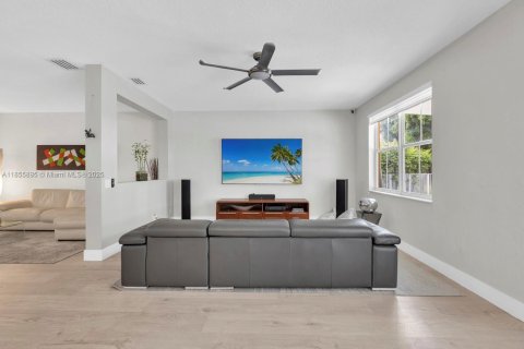 House in Weston, Florida 5 bedrooms, 208.1 sq.m. № 1878832 - photo 11