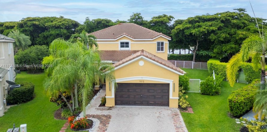 House in Weston, Florida 5 bedrooms, 208.1 sq.m. № 1878832