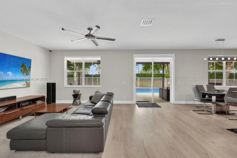 House in Weston, Florida 5 bedrooms, 208.1 sq.m. № 1878832 - photo 12