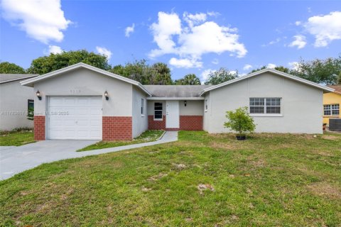 House in Boca Raton, Florida 3 bedrooms, 162.67 sq.m. № 1641163 - photo 1