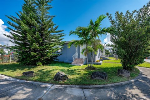 Villa ou maison à vendre à Miami, Floride: 2 chambres, 82.13 m2 № 1950434 - photo 20