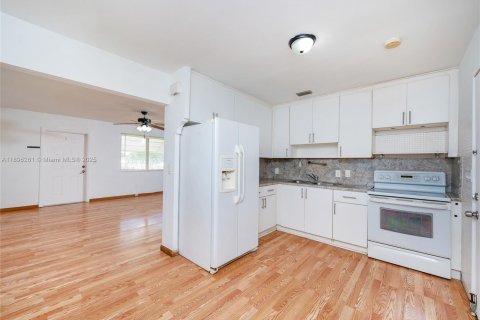 Villa ou maison à vendre à Miami, Floride: 2 chambres, 82.13 m2 № 1950434 - photo 12