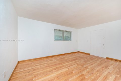 Villa ou maison à vendre à Miami, Floride: 2 chambres, 82.13 m2 № 1950434 - photo 14
