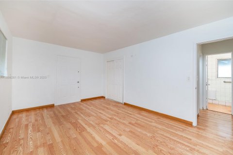 Villa ou maison à vendre à Miami, Floride: 2 chambres, 82.13 m2 № 1950434 - photo 15
