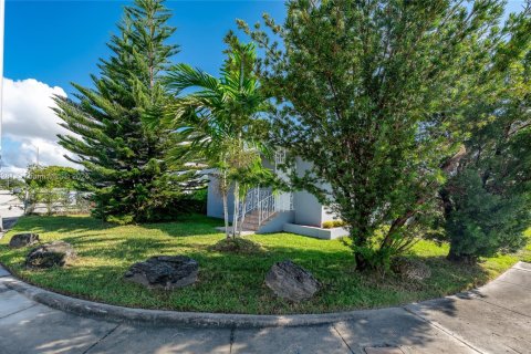 Villa ou maison à vendre à Miami, Floride: 2 chambres, 82.13 m2 № 1950434 - photo 21