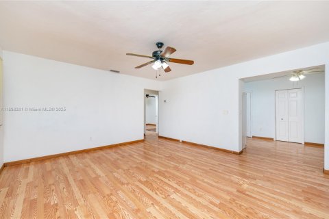 Villa ou maison à vendre à Miami, Floride: 2 chambres, 82.13 m2 № 1950434 - photo 9