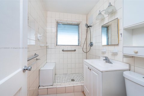 Villa ou maison à vendre à Miami, Floride: 2 chambres, 82.13 m2 № 1950434 - photo 16