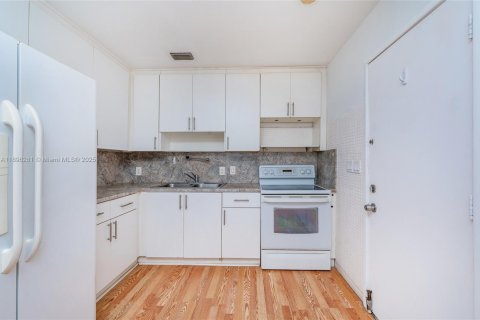 Villa ou maison à vendre à Miami, Floride: 2 chambres, 82.13 m2 № 1950434 - photo 11