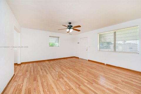 Villa ou maison à vendre à Miami, Floride: 2 chambres, 82.13 m2 № 1950434 - photo 8