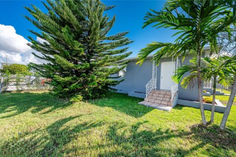 Villa ou maison à vendre à Miami, Floride: 2 chambres, 82.13 m2 № 1950434 - photo 22