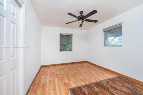 Villa ou maison à vendre à Miami, Floride: 2 chambres, 82.13 m2 № 1950434 - photo 17