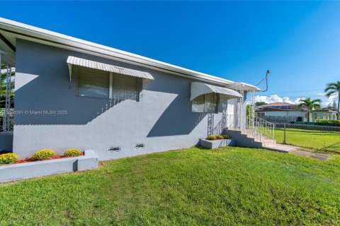Villa ou maison à vendre à Miami, Floride: 2 chambres, 82.13 m2 № 1950434 - photo 1