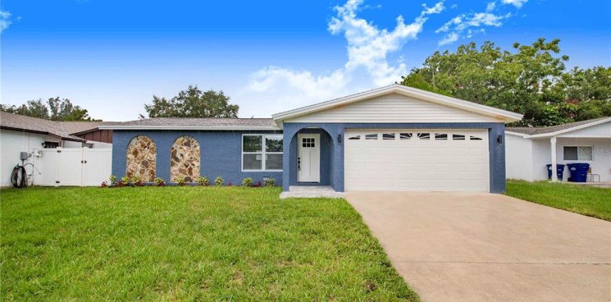 House in Dunedin, Florida 3 bedrooms, 122.63 sq.m. № 2111718