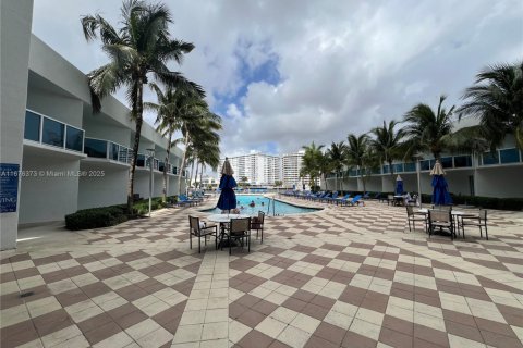 Condo in Hallandale Beach, Florida, 1 bedroom  № 1811274 - photo 26