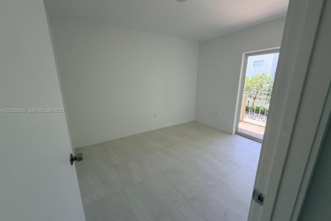 Copropriété à louer à Miami, Floride: 2 chambres, 592.62 m2 № 2248997 - photo 4